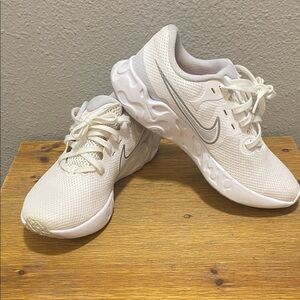 Women’s Nike Renew Training Shoes, size 7.5